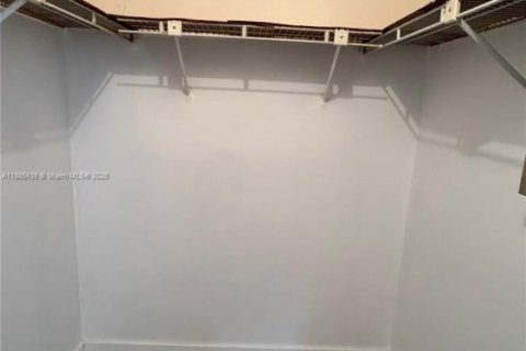 Adosado en venta en Hialeah, Florida, 3 dormitorios, 133.5 m2 № 2001672 - foto 17