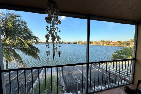 Adosado en venta en Hialeah, Florida, 3 dormitorios, 133.5 m2 № 2001672 - foto 7