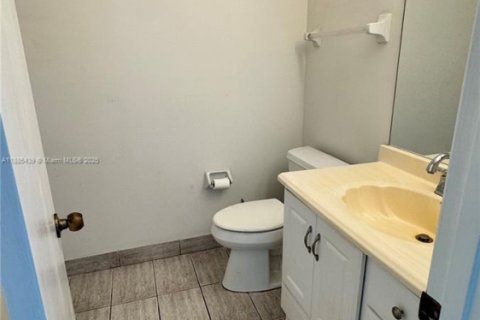 Adosado en venta en Hialeah, Florida, 3 dormitorios, 133.5 m2 № 2001672 - foto 26