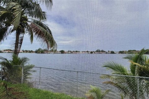 Adosado en venta en Hialeah, Florida, 3 dormitorios, 133.5 m2 № 2001672 - foto 3