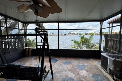 Adosado en venta en Hialeah, Florida, 3 dormitorios, 133.5 m2 № 2001672 - foto 25