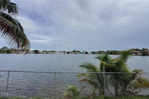 Adosado en venta en Hialeah, Florida, 3 dormitorios, 133.5 m2 № 2001672 - foto 4