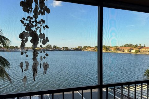 Adosado en venta en Hialeah, Florida, 3 dormitorios, 133.5 m2 № 2001672 - foto 9