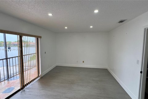Adosado en venta en Hialeah, Florida, 3 dormitorios, 133.5 m2 № 2001672 - foto 19