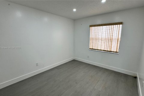 Adosado en venta en Hialeah, Florida, 3 dormitorios, 133.5 m2 № 2001672 - foto 11