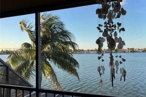 Adosado en venta en Hialeah, Florida, 3 dormitorios, 133.5 m2 № 2001672 - foto 5