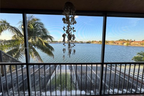 Adosado en venta en Hialeah, Florida, 3 dormitorios, 133.5 m2 № 2001672 - foto 6