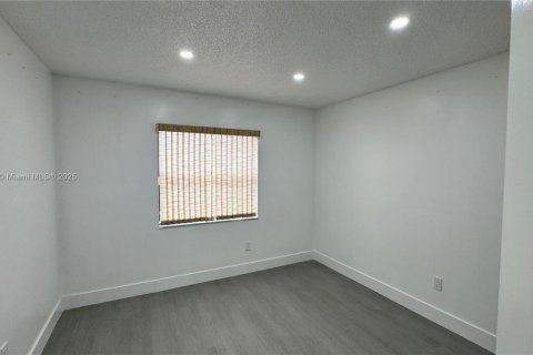 Adosado en venta en Hialeah, Florida, 3 dormitorios, 133.5 m2 № 2001672 - foto 13