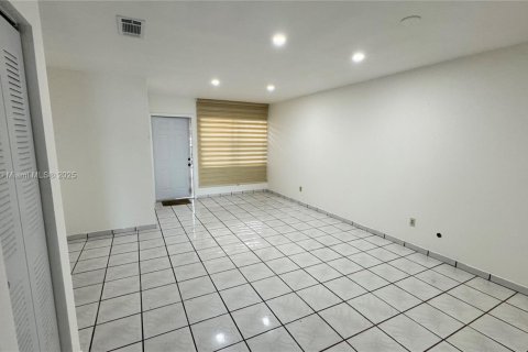 Adosado en venta en Hialeah, Florida, 3 dormitorios, 133.5 m2 № 2001672 - foto 29