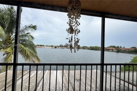 Adosado en venta en Hialeah, Florida, 3 dormitorios, 133.5 m2 № 2001672 - foto 8