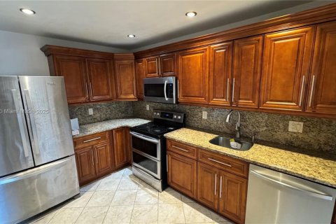 Adosado en venta en Hialeah, Florida, 3 dormitorios, 133.5 m2 № 2001672 - foto 21