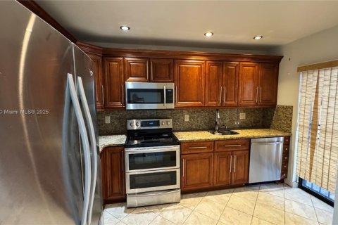 Adosado en venta en Hialeah, Florida, 3 dormitorios, 133.5 m2 № 2001672 - foto 22