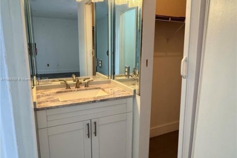 Adosado en venta en Hialeah, Florida, 3 dormitorios, 133.5 m2 № 2001672 - foto 18