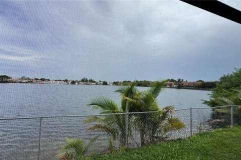 Adosado en venta en Hialeah, Florida, 3 dormitorios, 133.5 m2 № 2001672 - foto 2