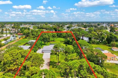 House in Englewood, Florida 3 bedrooms, 159.51 sq.m. № 1901880 - photo 1