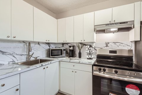 Apartment in Pompano Beach, Florida 2 bedrooms, 74.32 sq.m. № 2171275 - photo 4