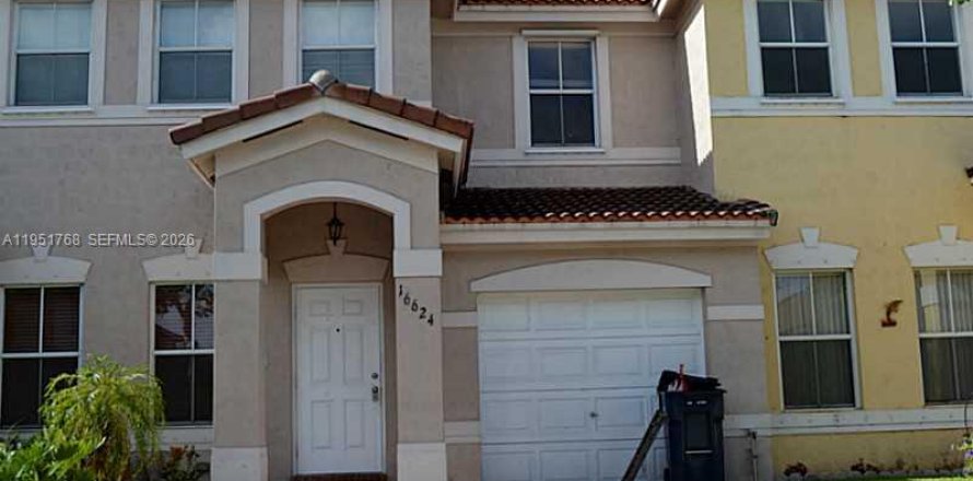 Дом в Майами, Флорида 3 спальни, 150.69м2 № 2006532