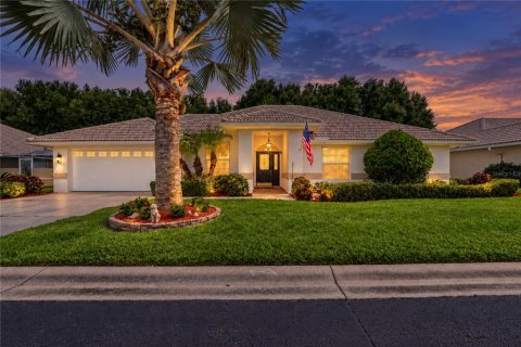Casa en Auburndale, Florida 3 dormitorios, 175.21 m2 № 2383375