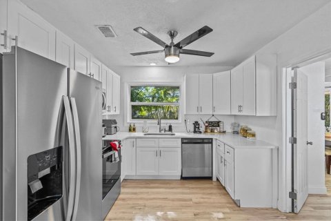 House in Saint Petersburg, Florida 2 bedrooms, 94.76 sq.m. № 1571826 - photo 6