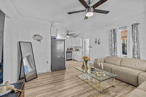 House in Saint Petersburg, Florida 2 bedrooms, 94.76 sq.m. № 1571826 - photo 5