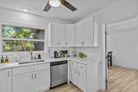 House in Saint Petersburg, Florida 2 bedrooms, 94.76 sq.m. № 1571826 - photo 9