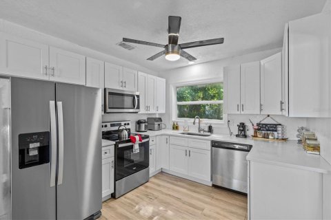 House in Saint Petersburg, Florida 2 bedrooms, 94.76 sq.m. № 1571826 - photo 7