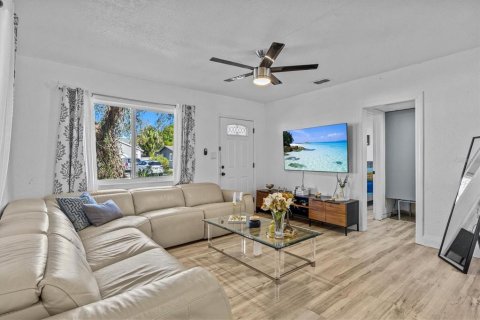 House in Saint Petersburg, Florida 2 bedrooms, 94.76 sq.m. № 1571826 - photo 3