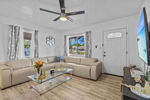 House in Saint Petersburg, Florida 2 bedrooms, 94.76 sq.m. № 1571826 - photo 4