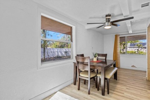House in Saint Petersburg, Florida 2 bedrooms, 94.76 sq.m. № 1571826 - photo 11