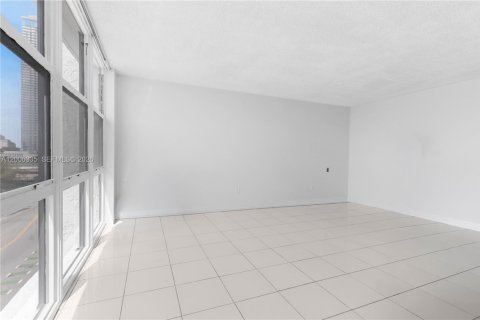 Condo in Miami, Florida  № 2072487 - photo 11