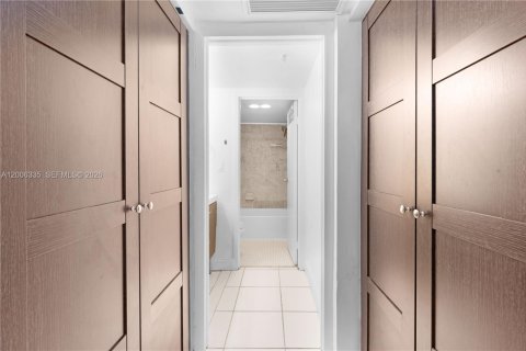 Condo in Miami, Florida  № 2072487 - photo 12