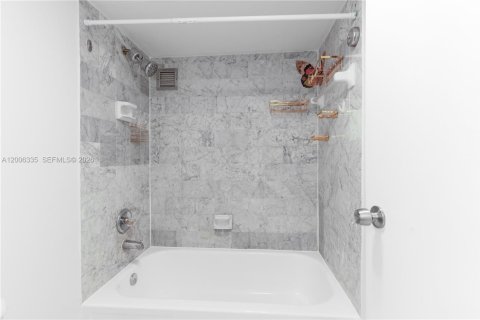 Condo in Miami, Florida  № 2072487 - photo 14