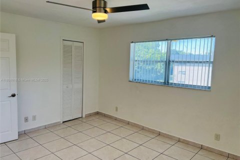 Condo in Tamarac, Florida, 2 bedrooms  № 1865166 - photo 9
