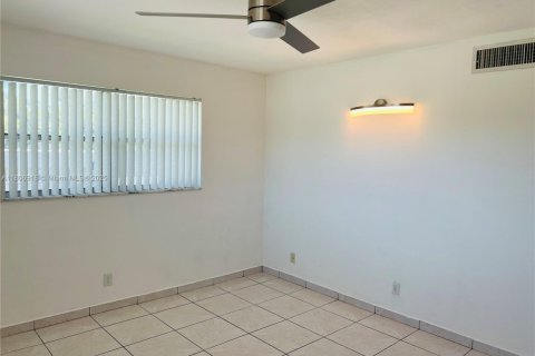 Condo in Tamarac, Florida, 2 bedrooms  № 1865166 - photo 8