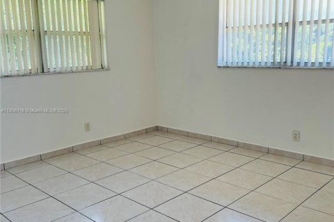 Condo in Tamarac, Florida, 2 bedrooms  № 1865166 - photo 13