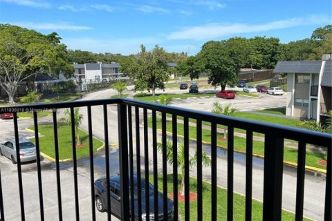 Condo in Tamarac, Florida, 2 bedrooms  № 1865166 - photo 25