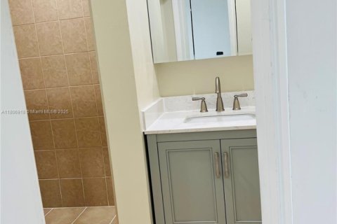Condo in Tamarac, Florida, 2 bedrooms  № 1865166 - photo 11