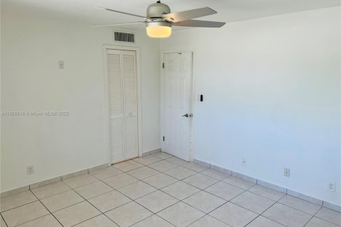 Condo in Tamarac, Florida, 2 bedrooms  № 1865166 - photo 15