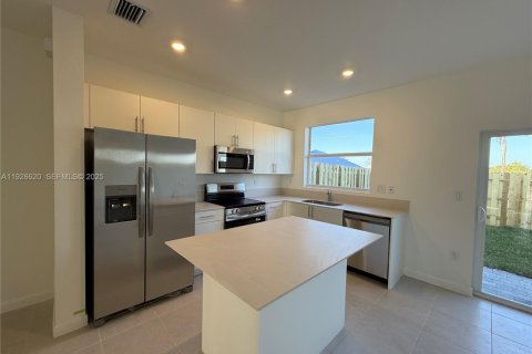 Снять в аренду таунхаус в Хомстед, Флорида 3 спальни, № 1986526 - фото 16