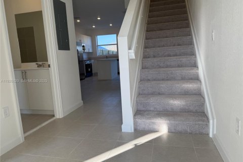 Снять в аренду таунхаус в Хомстед, Флорида 3 спальни, № 1986526 - фото 2