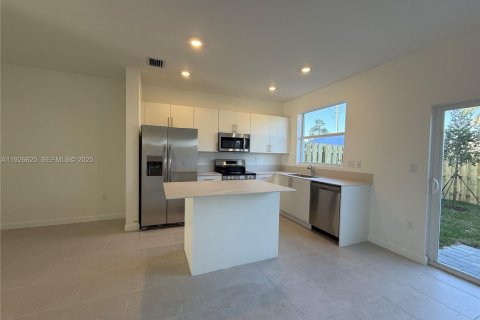 Снять в аренду таунхаус в Хомстед, Флорида 3 спальни, № 1986526 - фото 15