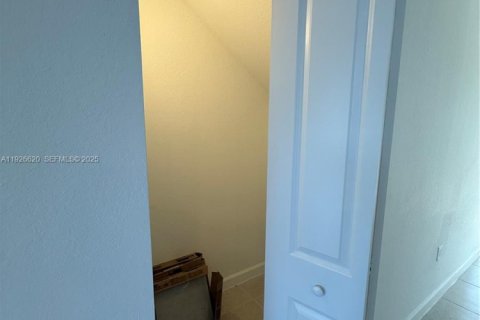 Снять в аренду таунхаус в Хомстед, Флорида 3 спальни, № 1986526 - фото 17