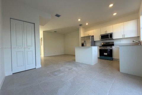 Снять в аренду таунхаус в Хомстед, Флорида 3 спальни, № 1986526 - фото 14