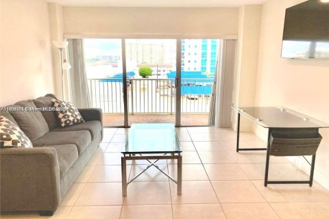 Condo in Hallandale Beach, Florida, 1 bedroom  № 1953361 - photo 9