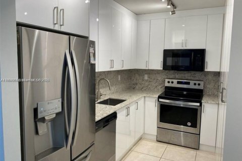 Condo in Hallandale Beach, Florida, 1 bedroom  № 1953361 - photo 2