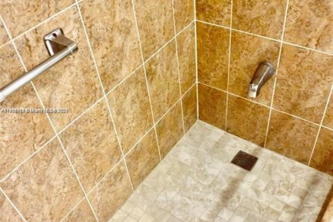 Condo in Hallandale Beach, Florida, 1 bedroom  № 1953361 - photo 12