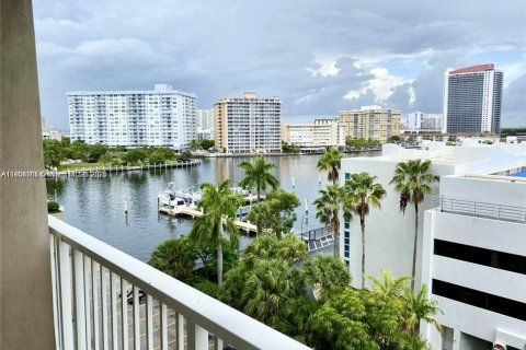 Condo in Hallandale Beach, Florida, 1 bedroom  № 1953361 - photo 1