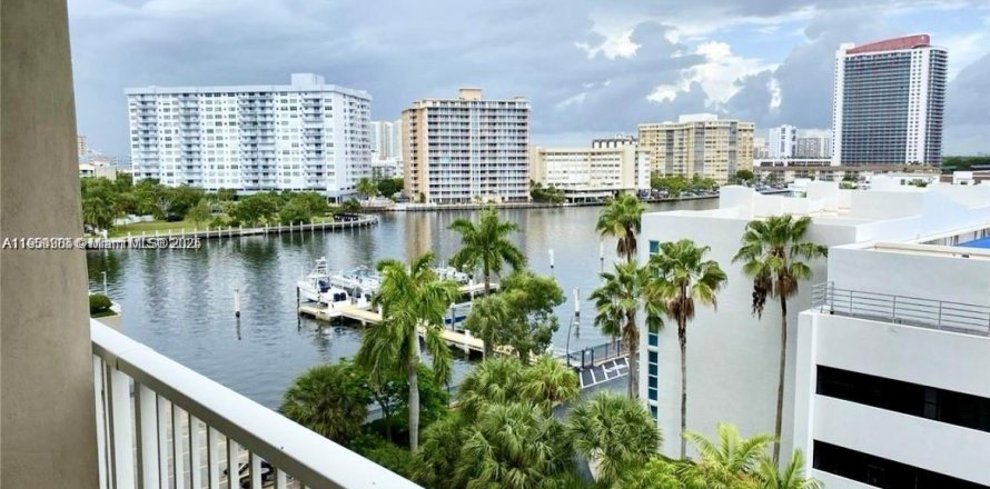 Condo in Hallandale Beach, Florida, 1 bedroom  № 1953361