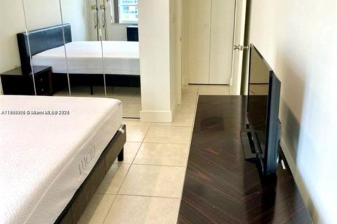 Condo in Hallandale Beach, Florida, 1 bedroom  № 1953361 - photo 16