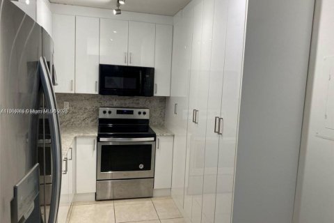 Condo in Hallandale Beach, Florida, 1 bedroom  № 1953361 - photo 3